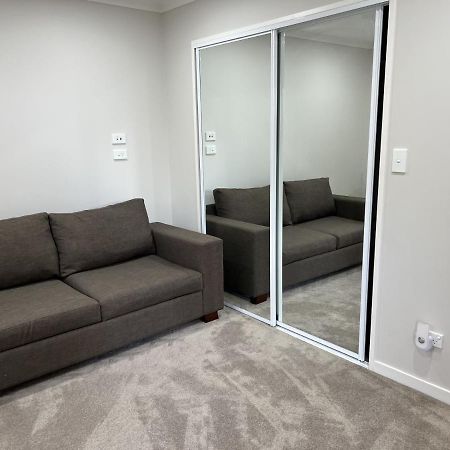 Guest Suite - Cosy Place In The Wattle Downs オークランド エクステリア 写真