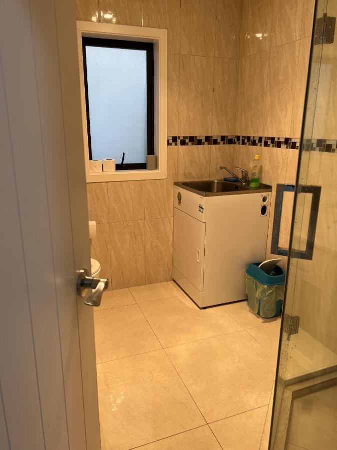 Guest Suite - Cosy Place In The Wattle Downs オークランド エクステリア 写真